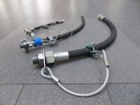 Hydraulikschlauchleitungen mit Fangseilsicherungen