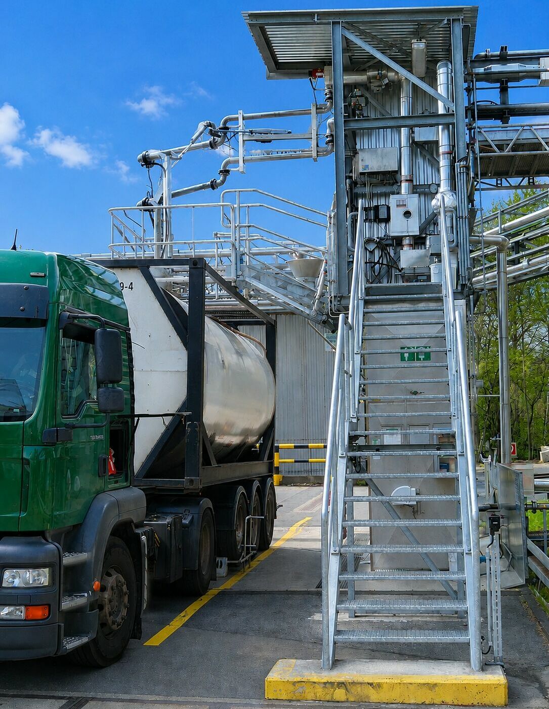 Verladebühne mit Schutzkorb und Verladearm, tank truck loading platform with loading arm