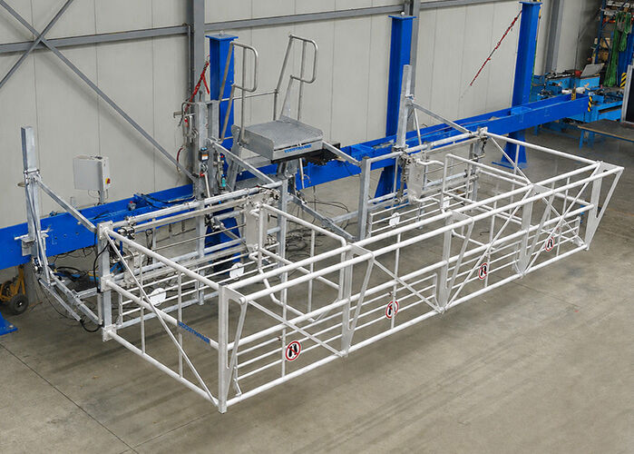 hydraulische Klapptreppe mit großem Schutzkorb