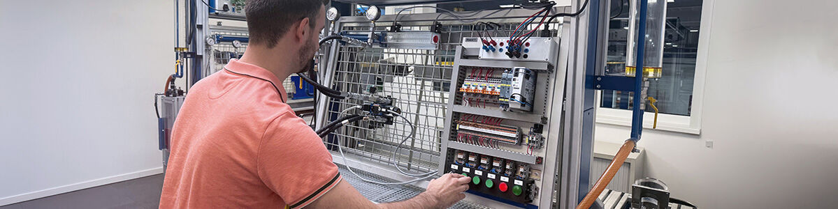 Hydraulik Schulung am modernisierten Übungsstand bei VOORTMANN