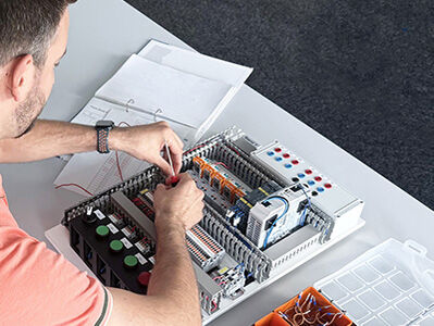 Hydraulik Schulung Elektrohydraulik am Verdrahtungsblech
