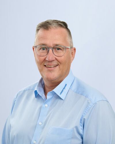 Porträt von Robert mit blauem Hintergrund