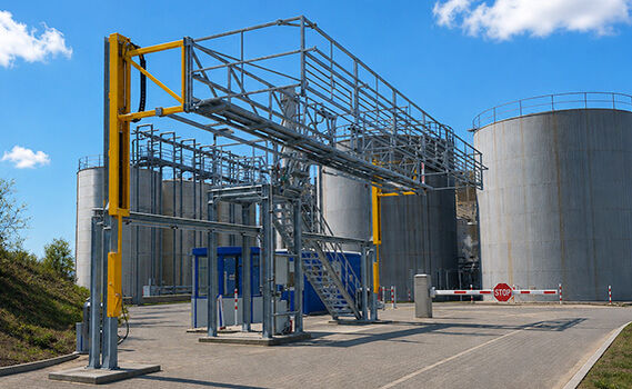 Verladebühne mit Schutzorb, access and fall protection systems mit truck loading platform