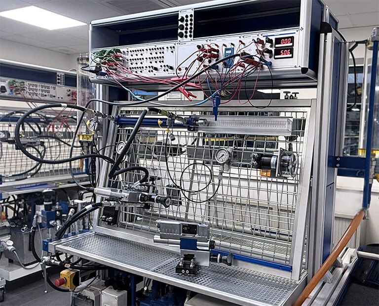Übungsstand für Schulung Proportionalhydraulik bei VOORTMANN
