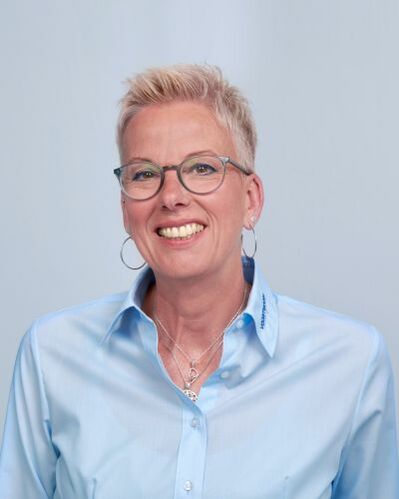 Porträt von Ilona vor blauem Hintergrund