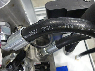 Beispiel einer eingebauten Hydraulikschlauchleitung Hydraulikschlauch mit Einpressung