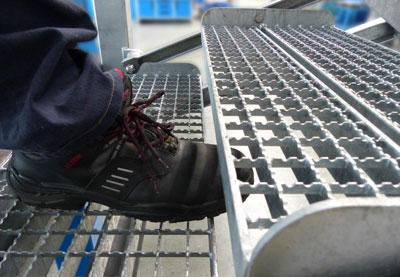 Quetschschutz durch geteilte Stufen Klapptreppen mit Einklemmschutz